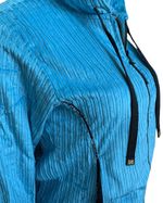 jaqueta-feminina-cyclone-veludo-vivo-future-logo-heavy-azul-sky--4-.jpg