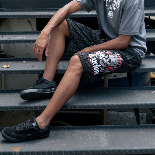 (LANÇAMENTO) Bermuda Cyclone Veludo Chess Relax Skull Joker - PRETO